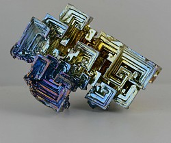Bismuto, minerale artificiale di varie dimensioni